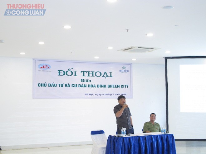 Ông Nguyễn Hữu Đường trả lời thắc mắc của cư dân Hoà Bình Green City tại buổi đối thoại với cư dân hồi tháng 7 năm 2018.