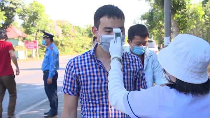 Nhân viên y tế kiểm tra thân nhiệt chủ phương tiện di chuyển tại một cửa ngõ ra vào tỉnh Bà Rịa – Vũng Tàu