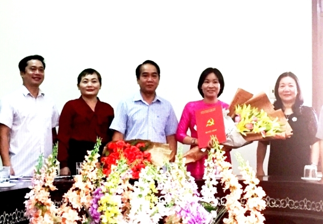 Bà Phạm Thị Minh Huệ (mặc áo đỏ) chủ tịch Hội Nông dân được bầu giữ chức Chủ nhiệm UBKT Tỉnh uỷ TT Huế