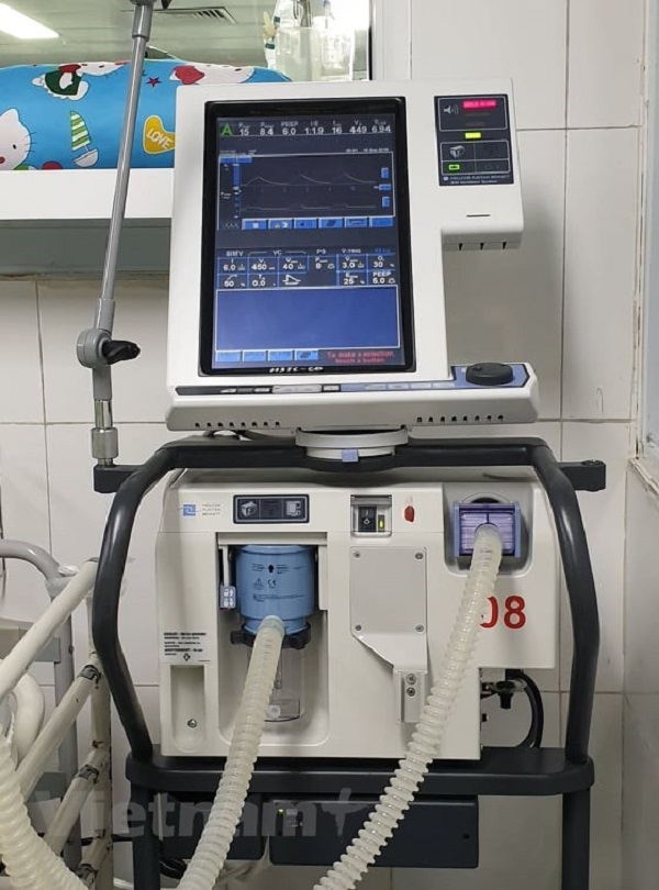 Một chiếc máy thở đang sử dụng điều trị cho bệnh nhân (Ảnh: PV/Vietnam+)