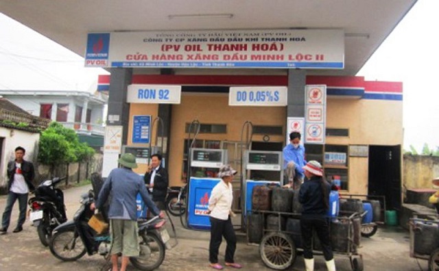 Người dân huyện Hậu Lộc (Thanh Hóa) mang cả xe ba gác mua xăng, dầu