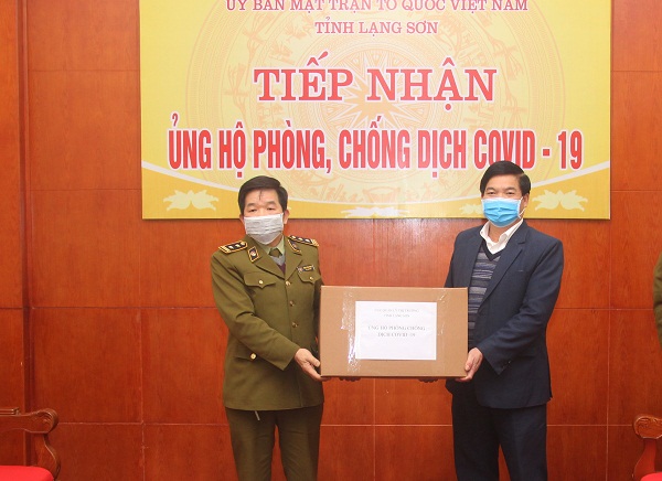 Quyền Cục trưởng QLTT Lạng Sơn, Đặng Văn Ngọc,trao tặng khẩu trang ủng hộ phòng, chống dịch COVID-19 cho Ủy ban Mặt trận Tổ quốc tỉnh