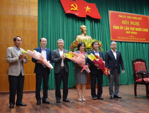Ông Nguyễn Văn Phương (thứ 2 bên phải) phó chủ tịch UBND tỉnh được bầu vào thường vụ tỉnh uỷ