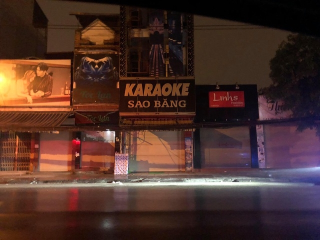 Phía bên ngoài quán Karaoke Sao Băng đóng cửa, 