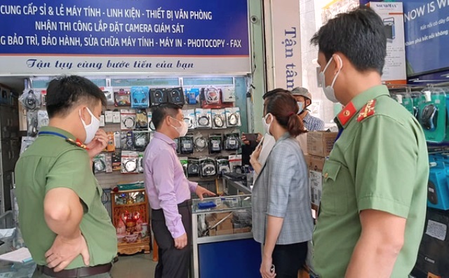 Lực lượng chức năng TP. Buôn Ma Thuột đi tuyên truyền, nhắc nhở các cửa hàng chấp hành các biện pháp phòng chống Covid-19