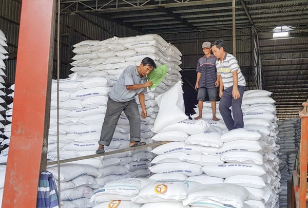 Mua bán gạo tại chợ Bà Đắc, Tiền Giang (Ảnh: C.K)