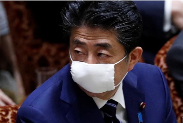 Thủ tướng Nhật Bản Shinzo Abe đeo khẩu trang trong một phiên họp chính phủ đầu tháng 4