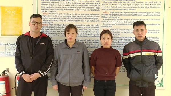 Nguyễn Thị Hải Yến (thứ 2 từ trái qua) cùng các đối tượng trong vụ án