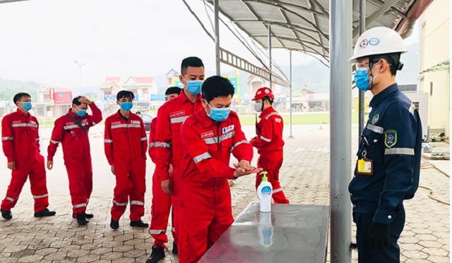 Người lao động Công ty TNHH Lọc hóa dầu Nghi Sơn thực hiện đo thân nhiệt, đeo khẩu trang, rửa tay khử khuẩn.