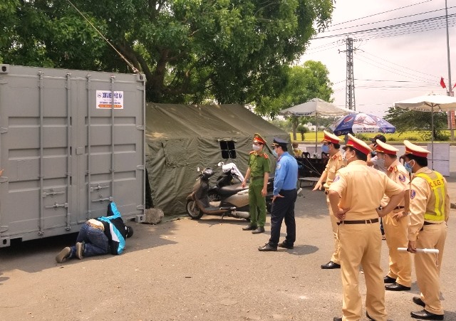 Các nhà thùng container được đặt ở các chốt kiểm tra phòng dịch nhằm hỗ trợ chỗ nghỉ ngơi cho các lực lượng trực.