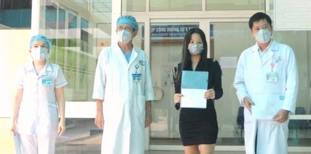 Bệnh viện Đà Nẵng trao giấy chứng nhận sức khỏe cho bệnh nhân
