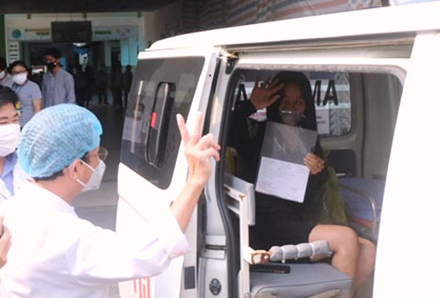 Sau khi ra viện, bệnh nhân được xe của Trung tâm Cấp cứu 115 Đà Nẵng đưa về quê và thực hiện theo dõi sức khỏe tại nhà trong thời gian 14 ngày