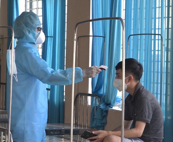 Kiểm tra thân nhiệt tại khu cách ly tập trung của huyện Thăng Bình đặt ở Trạm Y tế thị trấn Hà Lam.