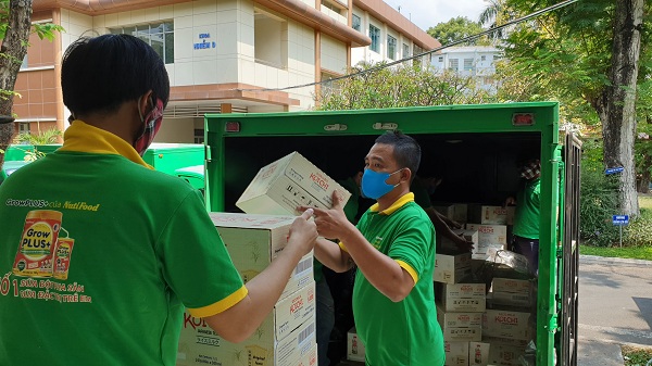 Từng thùng sữa NuitiFood đang được bốc dỡ trao tặng cho bệnh viện Bệnh Nhiệt đới TP.HCM.