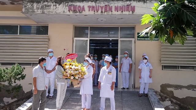 Bệnh nhân tặng hoa cho tập thể y - bác sĩ Bệnh viện Đa khoa Bình Thuận (Ảnh: danviet.vn)