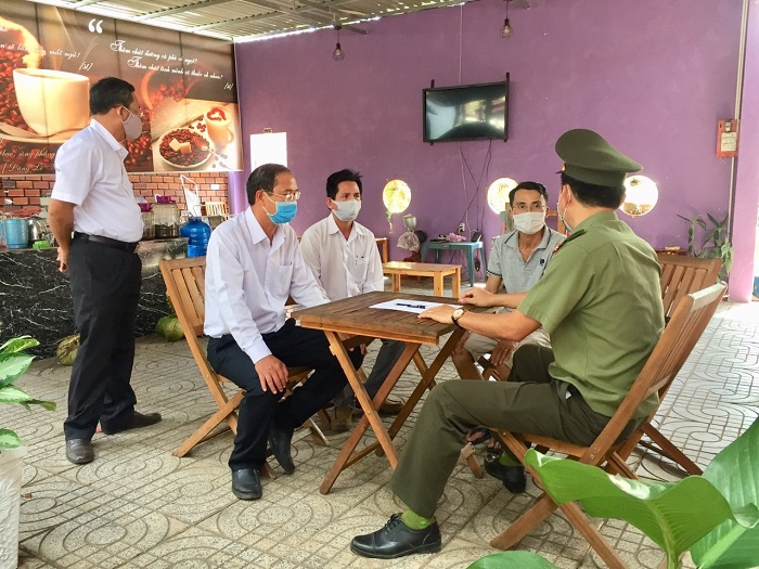 Đoàn kiểm tra nhắc nhở một cơ sở kinh doanh cà phê, giải khát tại xã Nghĩa Thành thực hiện nghiêm các quy định phòng, chống dịch Covid-19.