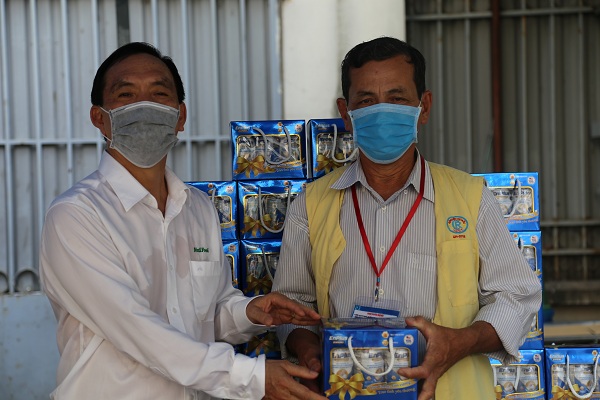 Bệnh nhân đang điều trị tại Bênh viện Chợ Rẫy vui mừng khi nhận được sữa từ đại diện của NutiFood trao tặng.
