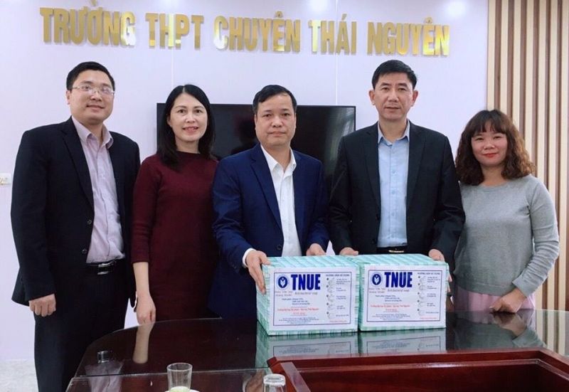 Trường Đại học Sư phạm tặng dung dịch nước sát khuẩn cho Trường THPT Chuyên Thái Nguyên.