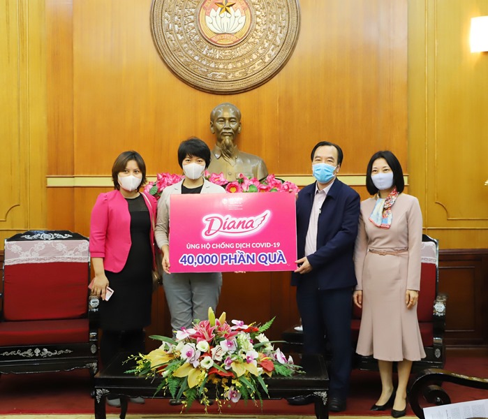 Bà Eriko Sato – Trưởng phòng Tiếp thị Người tiêu dùng của Diana Unicharm – trao tặng 40000 phần quà tới Đại diện Ủy ban MTTQ Việt Nam