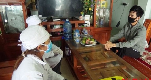 Cán bộ y tế xã Bình Minh, huyện Tĩnh Gia hướng dẫn người được cách ly tại gia đình thực hiện tốt các biện pháp cách ly.