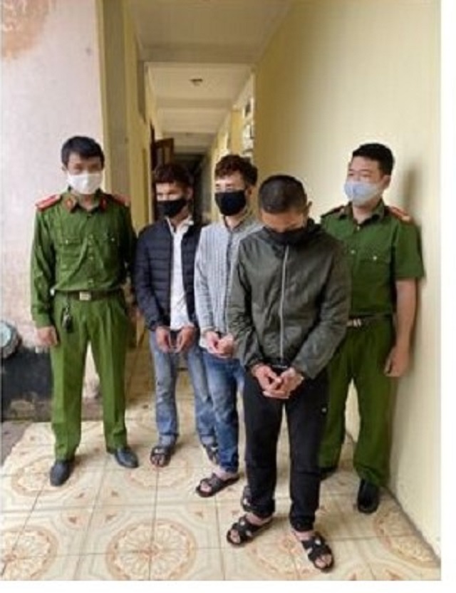Công an huyện Hoằng Hóa (Thanh Hóa) đã bắt quả tang 4 đối tượng tàng trữ, tổ chức sử dụng ma túy