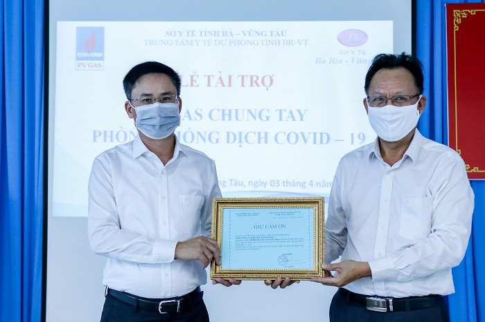 Đại diện PV GAS trao kinh phí ủng hộ chương trình phòng chống dịch Covid–19 tại tỉnh Bà Rịa – Vũng Tàu.