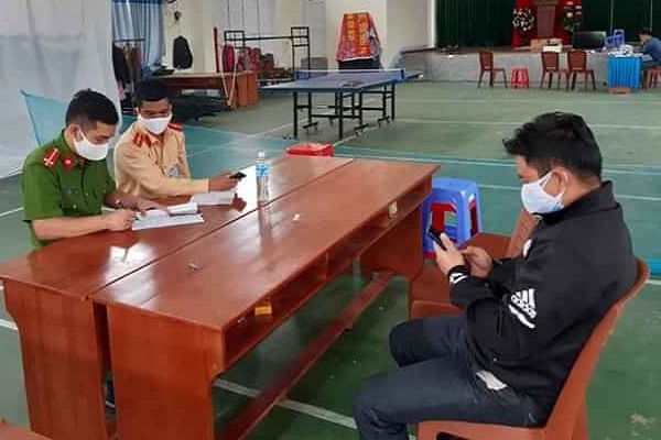 Nghệ An: Mang 5 lít rượu cho thân nhân đang cách ly, nam thanh niên bị xử phạt 200.000 đồng