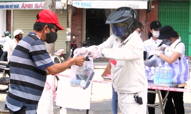 Đà Nẵng: Nghĩa cử đầy tính nhân văn, phát cơm miễn phí giúp người nghèo vượt dịch COVID -19