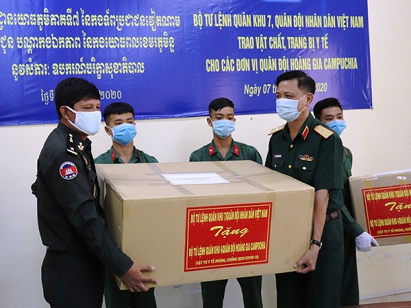 Thiếu tướng Nguyễn Trường Thắng, Phó Tư lệnh Quân khu 7, trao tặng vật tư y tế chống dịch Covid-19 cho Quân khu 4 Quân đội hoàng gia Campuchia (Ảnh: TTXVN)
