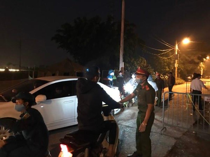 Bắt đầu phun khử khuẩn và cách ly toàn bộ thôn Hạ Lôi, xã Mê Linh