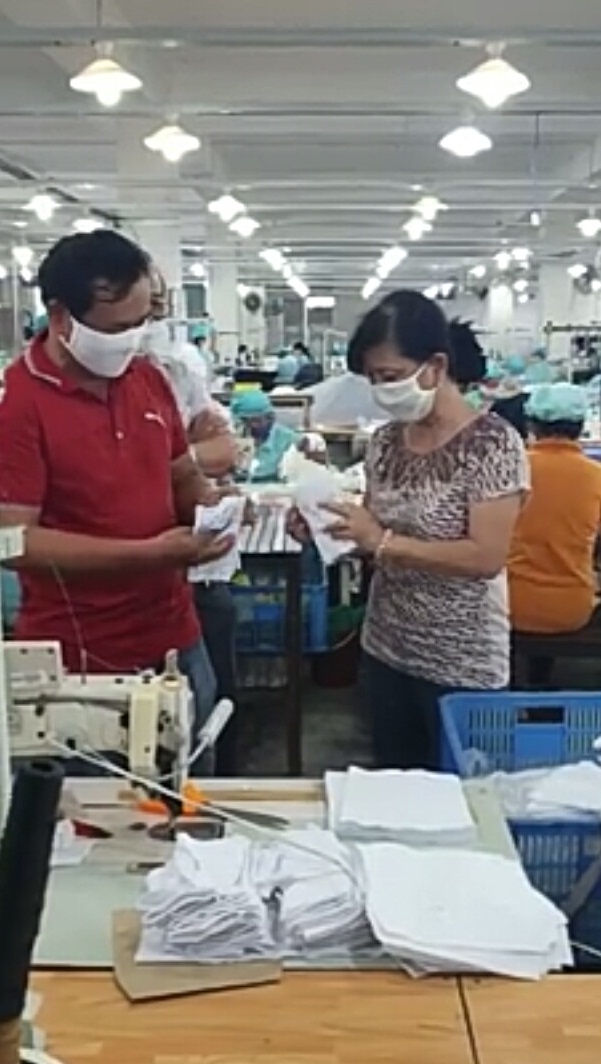 Khách hàng tìm hiểu, đặt hàng khẩu trang vải kháng khuẩn tại một doanh nghiệp may mặc của tỉnh Bà Rịa – Vũng Tàu