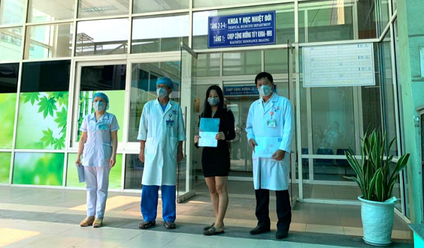 Nữ bệnh nhân được công bố khỏi bệnh tại Bệnh viện Đà Nẵng