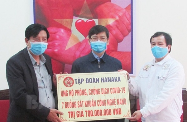 Tập đoàn Hanaka (Bắc Ninh) ủng hộ 7 buồng sát khuẩn công nghệ Nano trị giá 700 triệu đồng. (Ảnh báo Hải Dương)