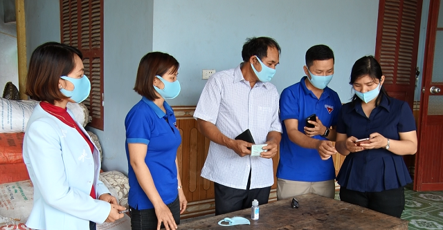 Đoàn viên thanh niên huyện Thọ Xuân hướng dẫn người dân khai báo y tế.