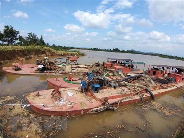 Các tàu khai thác cát trái phép đang bị tạm giữ.