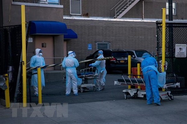 Nhân viên y tế làm việc tại một bệnh viện điều trị cho bệnh nhân mắc Covid-19 ở New York, Mỹ ngày 6/4/2020 (Ảnh: THX/TTXVN)