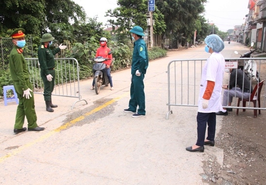 Chốt chặn được lập trên đường vào thôn Hạ Lôi (Mê Linh, Hà Nội)