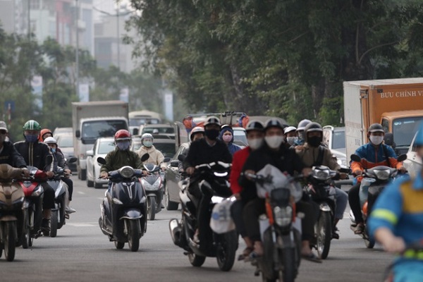 Những ngày gần đây, đường phố Hà Nội bắt đầu đông đúc, nhộn nhịp trở lại bất chấp lệnh cách ly xã hội (Ảnh: Trọng Trinh)