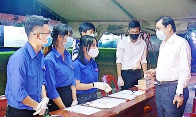 Chủ tịch UBND TP. Đà Nẵng Huỳnh Đức Thơ đến thăm và động viên các sinh viên tình nguyện của ĐH Đà Nẵng đang tham gia tại các chốt kiểm soát dịch Covid-19 ở các cửa ngõ ra vào TP.