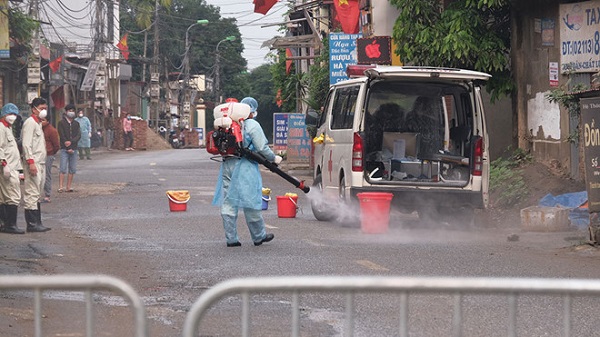 Phun khử khuẩn toàn bộ thôn Hạ Lôi, Mê Linh, Hà Nội sau khi phát hiện ca bệnh số 243