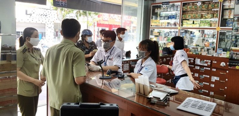 Lực lượng QLTT Bà Rịa – Vũng Tàu kiểm tra hoạt động kinh doanh trang thiết bị y tế tại một nhà thuốc trên đường Bacu, TP.Vũng Tàu.