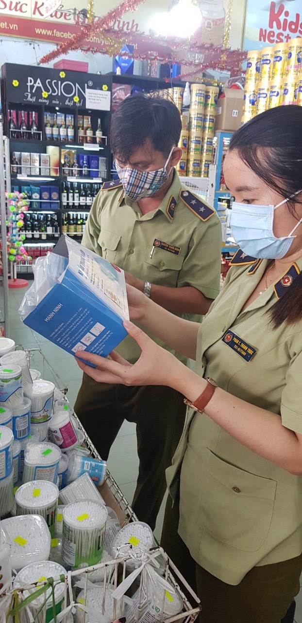 Lực lượng QLTT Bà Rịa – Vũng Tàu kiểm tra hàng hóa tại một cửa hàng tự chọn