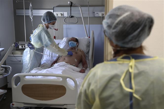 Nhân viên y tế điều trị cho bệnh nhân mắc COVID-19 tại một bệnh viện ở Bagnolet, Pháp ngày 8/4/2020. Ảnh: AFP/TTXVN