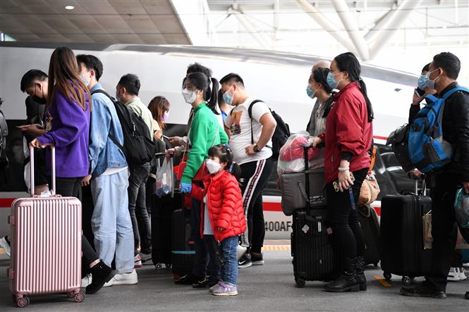 Hành khách tới ga tàu hỏa ở Thâm Quyến, tỉnh Quảng Đông, Trung Quốc ngày 8/4/2020, sau khi rời thành phố Vũ Hán, tỉnh Hồ Bắc do lệnh phong tỏa được dỡ bỏ. Ảnh: THX/ TTXVN