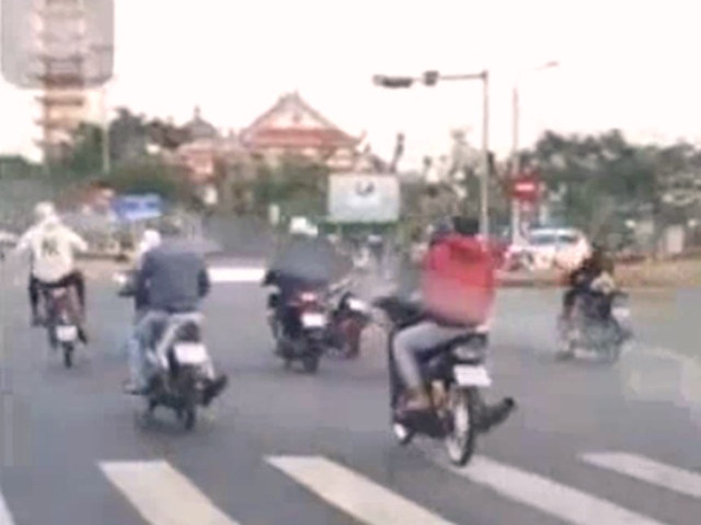 Hình ảnh nhóm ''quái xế'' bốc đầu xe trên phố Đà Nẵng.