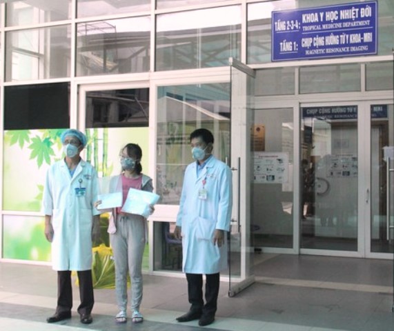 Đội ngũ tham gia điều trị tại Bệnh viện Đà Nẵng cùng với chiếc bánh có dòng chữ “Cảm ơn Đà Nẵng” của bệnh nhân M.