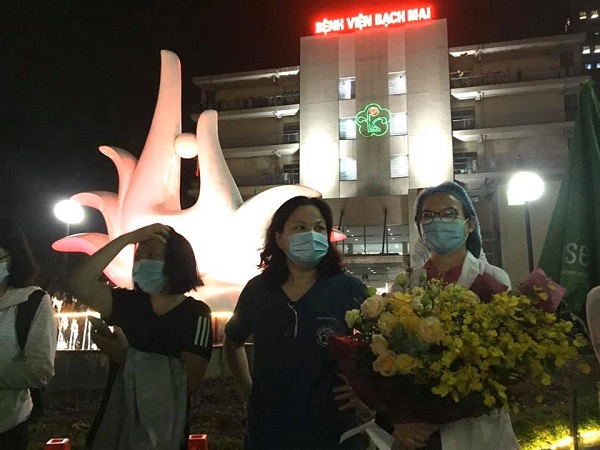 Tập thể cán bộ nhân viên Bệnh viện Bạch Mai vui mừng trở về nhà sau 14 ngày cách ly