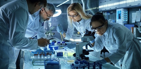 Hợp tác toàn cầu trong sản xuất, phân phối, kiểm soát chất lượng được xem là giải pháp cho tình trạng dược phẩm giả (Ảnh: Shutterstock)