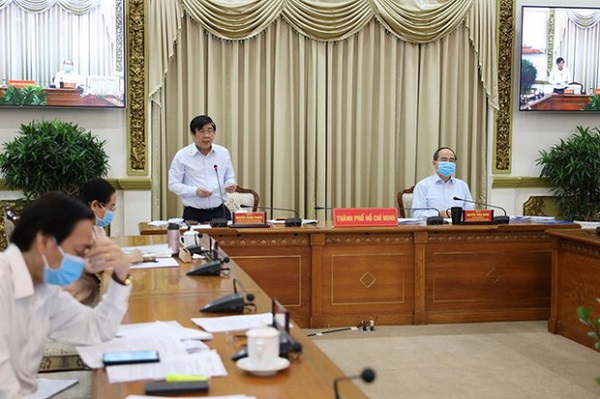 Chủ tịch UBND TPHCM Nguyễn Thành Phong cho biết, dịch COVID-19 đã ảnh hưởng lớn đến tình hình kinh tế - xã hội trên cả nước nói chung và TPHCM nói riêng. Ảnh TTBC