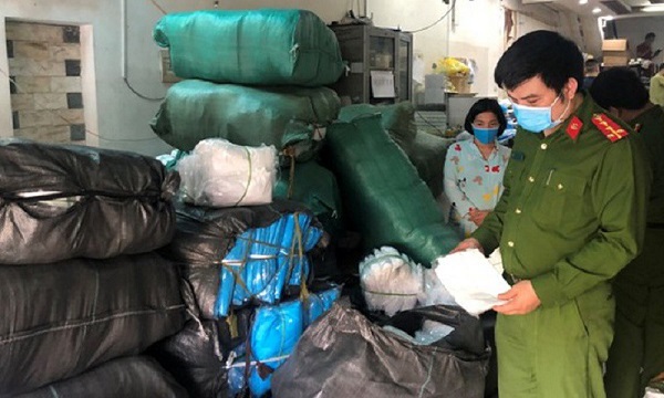Lực lượng chức năng kiểm tra kho chứa sản phẩm tại Công ty TNHH phát triển thương mại dịch vụ Hưng Thịnh Phát